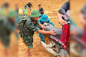 Lữ đoàn 270 băng rừng tiếp tế cho dân vùng cô lập Trà Tân