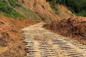 Người dân miền núi Quảng Ngãi làm đường tạm bằng lồ ô nối lối đi lại sau sạt lở