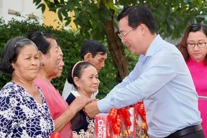 Thành phố trao cây, người dân làm đẹp phố phường