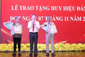 Phường Chánh Hưng trao Huy hiệu Đảng đợt ngày 7-11
