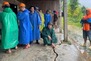 Đà Nẵng: Xuất hiện vết nứt dài ở Trà Đốc, sơ tán hơn 110 người