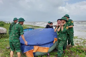 Sáng 6-11, tại biển Nguyễn Tất Thành (TP Đà Nẵng), hàng chục cán bộ, chiến sĩ Đồn Biên phòng Phú Lộc được huy động tham gia ứng phó với bão số 13