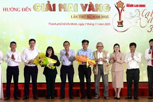 Chương trình "Mai Vàng tri ân" trao quà đến nhà thơ Lê Minh Quốc và chương trình "Mai Vàng nhân ái" trao quà đến nghệ sĩ Trang Bích Liễu. Ảnh: THÚY BÌNH