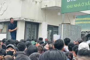 Hình ảnh người dân chen lấn nộp hồ sơ mua nhà ở xã hội tại tại dự án Kim Chung (TP Hà Nội)