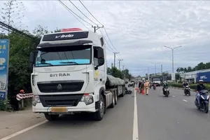 Tông xe đầu kéo dừng bên đường, thanh niên tử vong