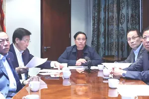 Từ Nam Phi, Thủ tướng Phạm Minh Chính họp khẩn trực tuyến với các bộ, ngành, cơ quan, địa phương qua các điểm cầu trong nước về tình hình mưa lũ và tiếp tục ứng phó, khắc phục hậu quả thiên tai tại các tỉnh miền Trung.