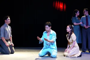 Các diễn viên trẻ dốc hết sức mình qua từng vai diễn trong vở kịch hình thể "Cuộc chia tay tháng sáu". Ảnh: THÚY BÌNH 