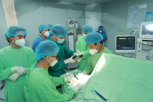 Bí thư Thành ủy TPHCM khen ê-kíp tái nối bàn tay sản phụ mang song thai 