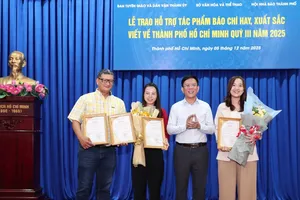 Phóng viên Thu Hương (báo SGGP) nhận hỗ trợ ở nhóm tác phẩm đa phương tiện. ẢNH: HOÀNG HÙNG.