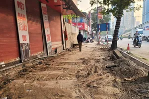 Cuối năm, vỉa hè ở Hà Nội lại đào bới ngổn ngang