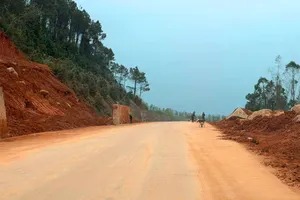 Sau nỗ lực khắc phục sạt lở, tuyến đường ven biển Hà Tĩnh đã được thông suốt 