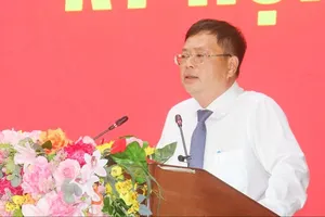 Giám đốc Sở Tài chính tỉnh Vĩnh Long Trương Đặng Vĩnh Phúc trả lời chất vấn. Ảnh: HN