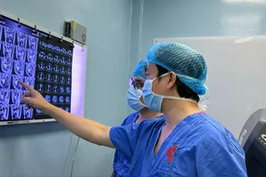 Các bác sĩ lập kế hoạch điều trị ung thư cho người bệnh dựa trên chẩn đoán hình ảnh tại Bệnh viện Bình Dân