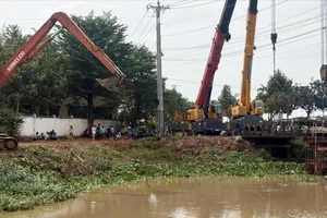 Cơ quan chức năng huy động nhiều lực lượng để khắc phục sớm sự cố sập cầu Ông Mười Tâm