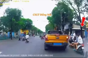 Thanh niên điều kiển xe mô tô không đội mũ bảo hiểm và lạng lách trên đường bị xử phạt nặng. Ảnh cắt từ clip người dân cung cấp