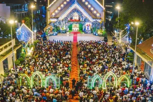 Giáo xứ Hà Phát, phường Tân Triều, tỉnh Đồng Nai đông đúc người đi lễ Giáng sinh 2025. Ảnh: ĐỨC ANH