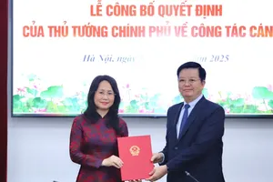 Phó Thủ tướng Chính phủ Mai Văn Chính trao Quyết định của Thủ tướng Chính phủ bổ nhiệm đồng chí Lâm Thị Phương Thanh giữ chức Thứ trưởng Thường trực Bộ VH-TT-DL