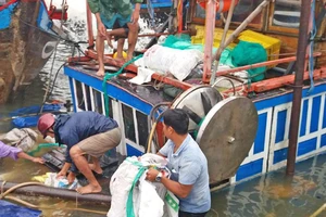 Trục vớt hai tàu cá bị sóng đánh chìm