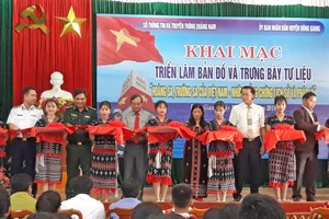 Nghi thức cắt băng triển lãm