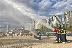 Hàng trăm người tham gia diễn tập ứng phó sự cố tràn dầu trên biển