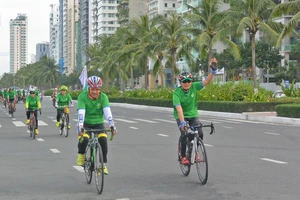 Chung tay bảo vệ môi trường du lịch, thu dọn rác biển