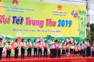 Thủ tướng Nguyễn Xuân Phúc trao quà cho 300 trẻ có hoàn cảnh đặc biệt khó khăn tại Quảng Nam