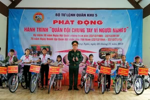 Lực lượng vũ trang Quân khu 5 chung tay vì người nghèo