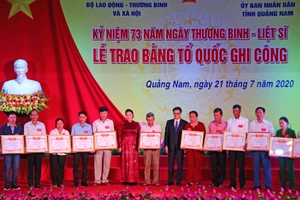 Chủ tịch Quốc hội trao Bằng Tổ quốc ghi công tới 73 thân nhân liệt sĩ tại Quảng Nam