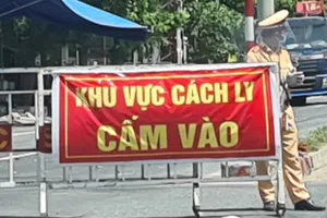 Người đàn ông tự cầm kéo đâm vào cổ mình trong khu cách ly