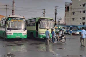 Ngành chức năng sẽ kiểm tra các phương tiện thuộc diện phải lắp camera trước khi cấp lệnh vận chuyển hoặc giấy vận chuyển cho phương tiện. Ảnh: NGỌC PHÚC