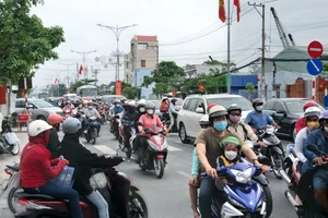 Nhiều tuyến đường về miền Tây vẫn kẹt kéo dài hàng chục km, xe cộ "chôn chân"