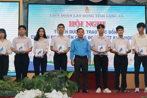 Long An trao học bổng cho con đoàn viên công đoàn vượt khó, học giỏi