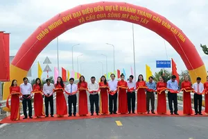 Các đại biểu cắt băng khánh thành cầu Vàm Cái Thia. Ảnh: MINH THÀNH