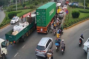 Sự cố giao thông trên cầu Rạch Miễu, các phương tiện nối đuôi di chuyển chậm qua cầu