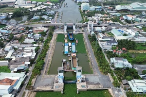 Long An, Tiền Giang đóng nhiều cống ngăn mặn: Phương tiện chật vật qua âu tàu Rạch Chanh