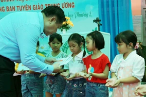 Trưởng Ban Tuyên giáo Trung ương Nguyễn Trọng Nghĩa tặng quà, trao nhà đại đoàn kết tại Tiền Giang