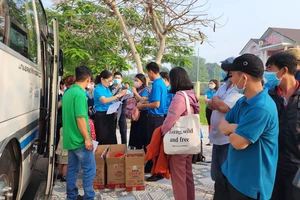 Tiền Giang, Long An: Tặng hàng trăm vé tàu, xe, máy bay cho công nhân, người lao động về quê đón Tết cùng gia đình