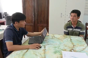 Đối tượng Nguyễn Hoàng Triều tại cơ quan công an. Ảnh: THANH VIỆT