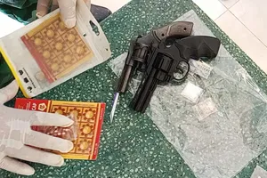 Bắt đối tượng vận chuyển ma túy và 2 khẩu súng qua biên giới