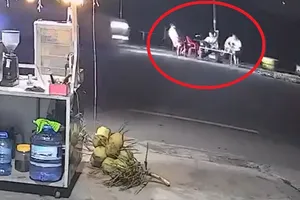 Đồng Tháp: Hai thanh niên bị xe khách tông tử vong khi đang ngồi uống nước ven đường