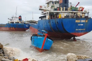 Tàu hàng mắc cạn, tàu cá bị đánh đắm