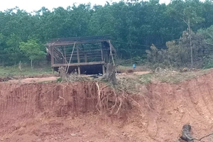 Ngôi nhà sàn của gia đình Hồ Xuân, Hồ Thị Phai bị phá dỡ xã làm ngơ không bảo vệ. Ảnh: MINH PHONG