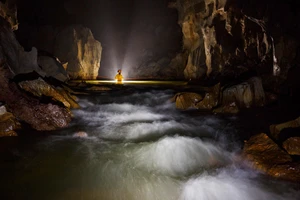 Cuộc lặn tìm đáy đoạn hang thông giữa hang Thung và Sơn Đoòng thất bại nhưng lại phát hiện một Sơn Đoòng khác sâu hơn mực nước biển ở Phong Nha - Kẻ Bàng