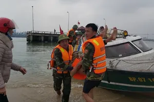 Bộ đội Biên phòng Quảng Bình đưa các ngư dân vào bờ cấp cứu