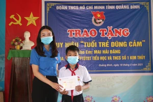 Trao Huy hiệu "Tuổi trẻ dũng cảm" cho em Mai Hải Đăng