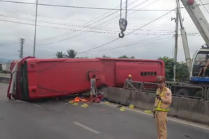 Quảng Bình: Lật ô tô khách, 5 người nhập viện