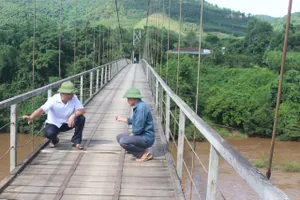 Phập phồng đi qua cầu cũ mùa mưa lũ