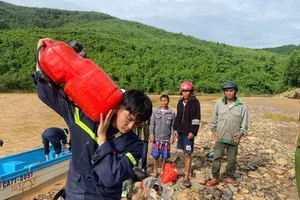Giữa dòng lũ dữ, Công an Quảng Trị cứu thành công 5 người mắc kẹt