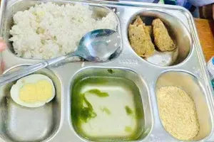 Xác minh bữa ăn bán trú chỉ có nửa quả trứng và vài lát chả