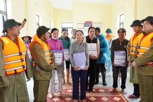 Phó Thủ tướng Mai Văn Chính thăm, tặng quà người dân vùng "rốn lũ" Quảng Trị